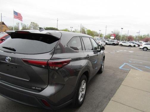 Gray 2024 Toyota Highlander LE