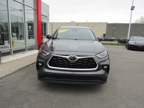 Gray 2024 Toyota Highlander LE