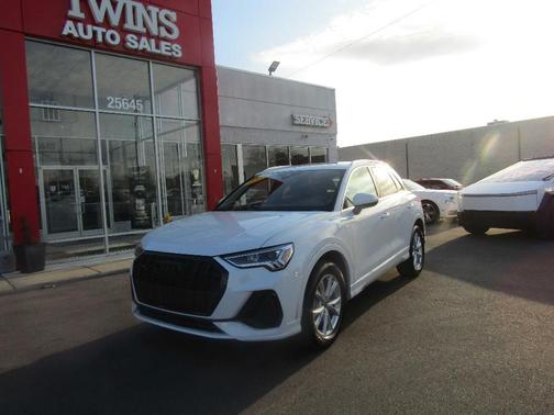 Glacier White Metallic 2025 Audi Q3 45 S line Premium