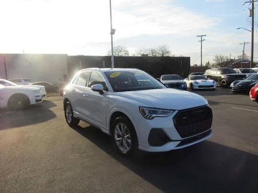 Glacier White Metallic 2025 Audi Q3 45 S line Premium