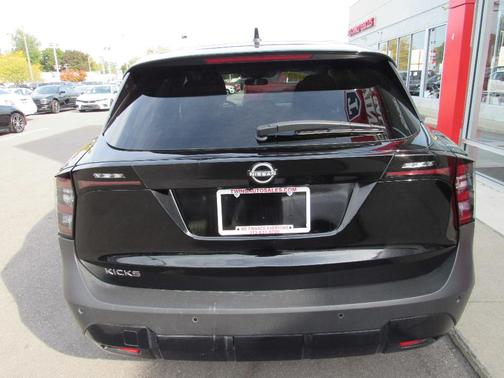 Super Black 2025 Nissan Kicks SV
