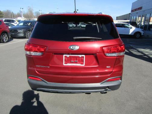 Red 2017 Kia Sorento LX