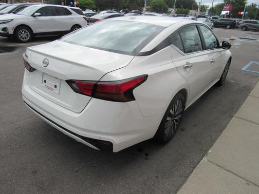 Glacier White 2025 Nissan Altima SV