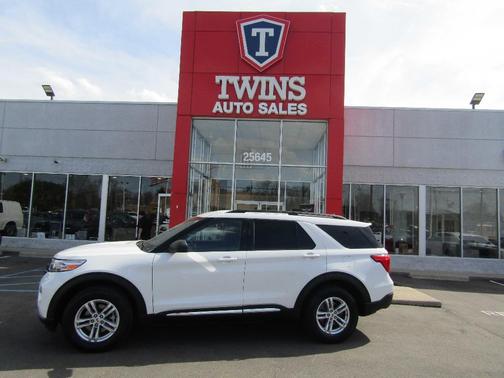 White 2022 Ford Explorer XLT