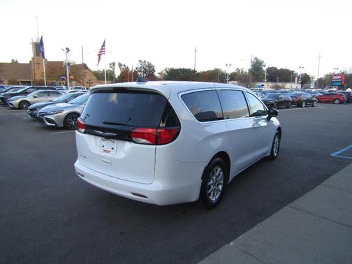 2022 Chrysler Voyager LX