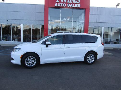 2022 Chrysler Voyager LX