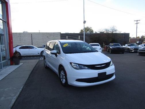 2022 Chrysler Voyager LX