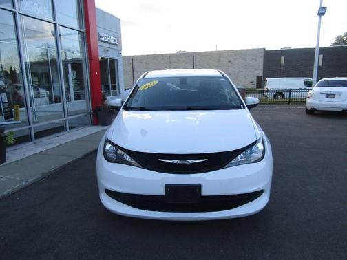 2022 Chrysler Voyager LX