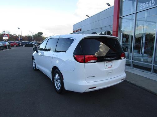 2022 Chrysler Voyager LX