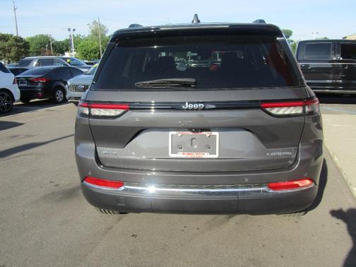 Gray 2024 Jeep Grand Cherokee Laredo