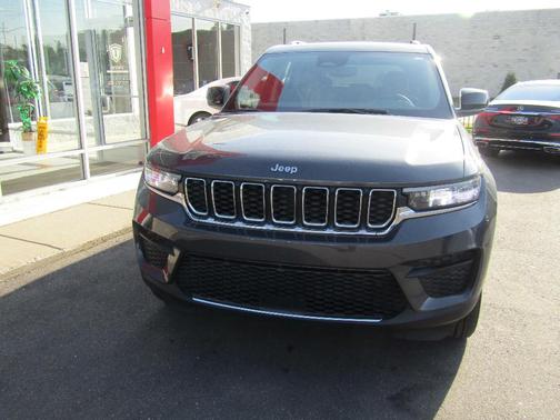 Gray 2024 Jeep Grand Cherokee Laredo