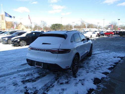 2022 Porsche Macan Base