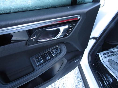 2022 Porsche Macan Base