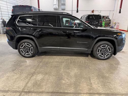 Diamond Black Crystal Pearlcoat 2026 Jeep Cherokee Limited