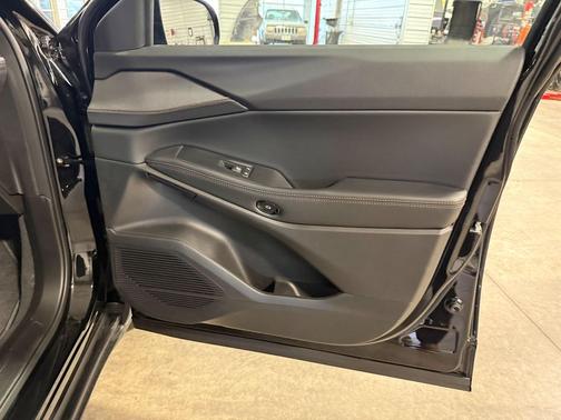 Diamond Black Crystal Pearlcoat 2026 Jeep Cherokee Limited