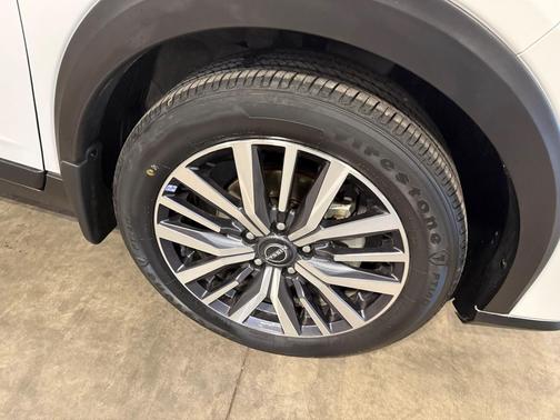 White 2024 Nissan Kicks SV