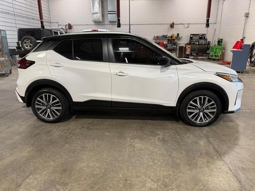 White 2024 Nissan Kicks SV