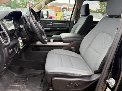 Diamond Black Crystal Pearlcoat 2020 RAM 1500 Big Horn/Lone Star