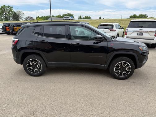 Diamond Black Crystal Pearlcoat 2025 Jeep Compass Trailhawk
