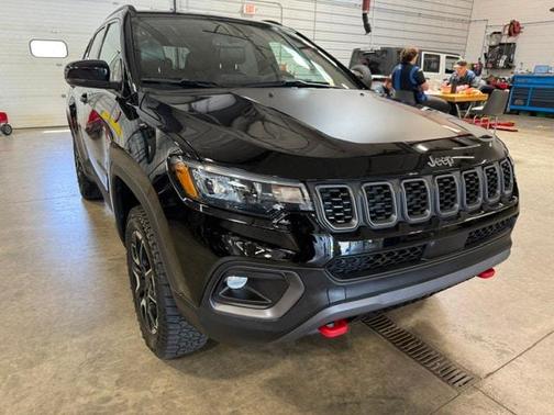Diamond Black Crystal Pearlcoat 2025 Jeep Compass Trailhawk