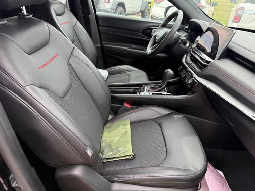 Diamond Black Crystal Pearlcoat 2025 Jeep Compass Trailhawk