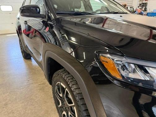 Diamond Black Crystal Pearlcoat 2025 Jeep Compass Trailhawk