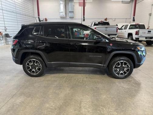 Diamond Black Crystal Pearlcoat 2025 Jeep Compass Trailhawk