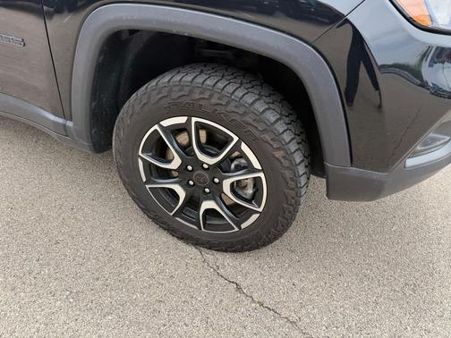 Diamond Black Crystal Pearlcoat 2025 Jeep Compass Trailhawk