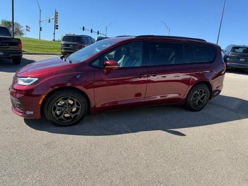 Velvet Red Pearlcoat 2021 Chrysler Pacifica Hybrid Limited