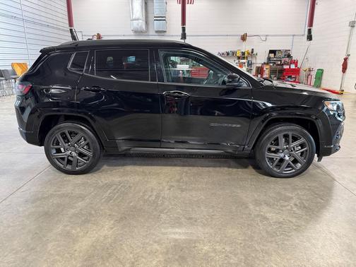 Diamond Black Crystal Pearlcoat 2024 Jeep Compass Limited