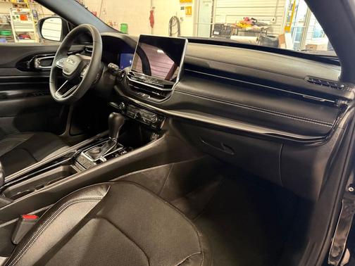 Diamond Black Crystal Pearlcoat 2024 Jeep Compass Limited
