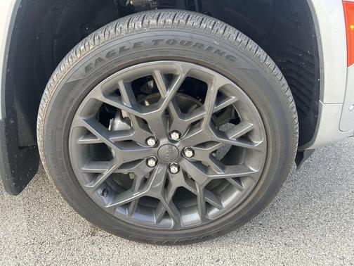 Silver Zynith 2026 Jeep Grand Cherokee Summit
