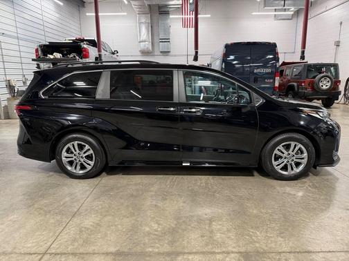 2022 Toyota Sienna XSE 7 Passenger