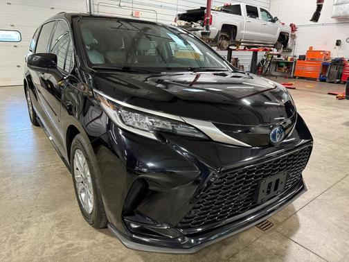 2022 Toyota Sienna XSE 7 Passenger