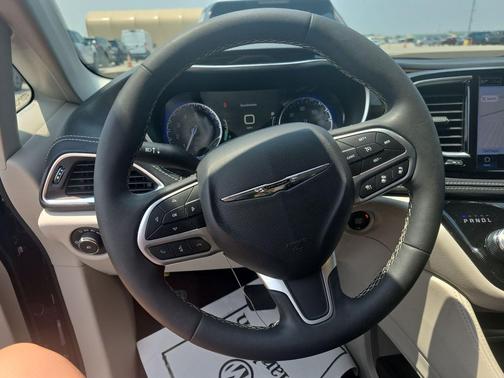 Fathom Blue Pearlcoat 2024 Chrysler Pacifica Limited