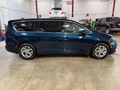 Fathom Blue Pearlcoat 2024 Chrysler Pacifica Limited