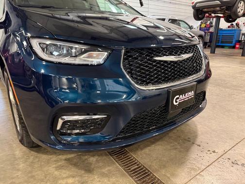 Fathom Blue Pearlcoat 2024 Chrysler Pacifica Limited