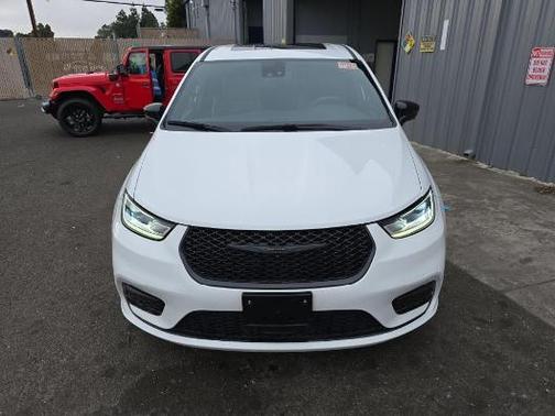 Bright White Clearcoat 2023 Chrysler Pacifica Hybrid Limited