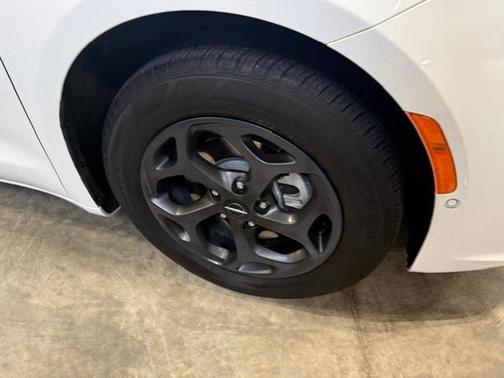 Bright White Clearcoat 2023 Chrysler Pacifica Hybrid Limited