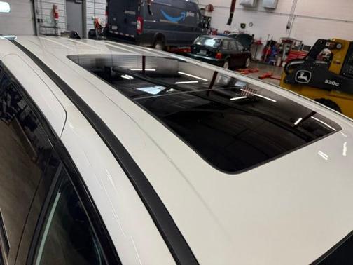 Bright White Clearcoat 2023 Chrysler Pacifica Hybrid Limited