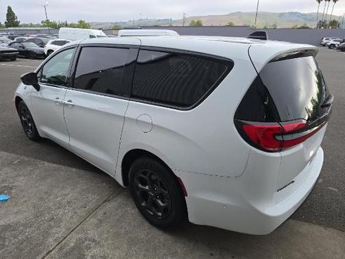 Bright White Clearcoat 2023 Chrysler Pacifica Hybrid Limited