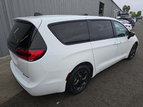 Bright White Clearcoat 2023 Chrysler Pacifica Hybrid Limited