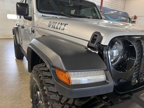 Silver Zynith Clearcoat 2023 Jeep Wrangler 4xe Willys
