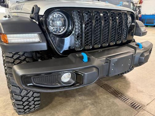 Silver Zynith Clearcoat 2023 Jeep Wrangler 4xe Willys
