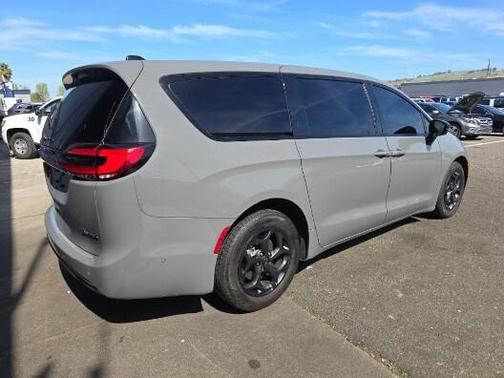 Ceramic Gray Clearcoat 2023 Chrysler Pacifica Hybrid Limited