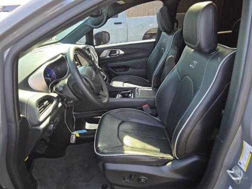 Ceramic Gray Clearcoat 2023 Chrysler Pacifica Hybrid Limited