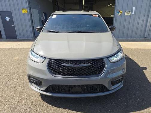 Ceramic Gray Clearcoat 2023 Chrysler Pacifica Hybrid Limited