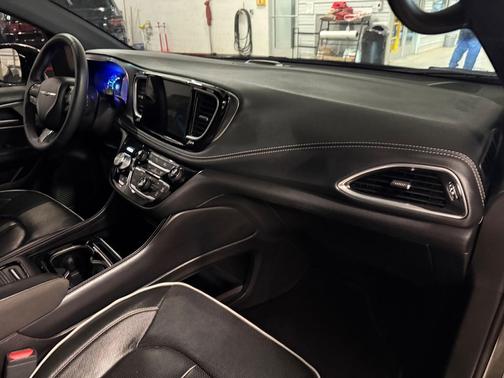 2023 Chrysler Pacifica Hybrid Limited