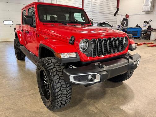 Firecracker Red Clearcoat 2025 Jeep Gladiator High Tide