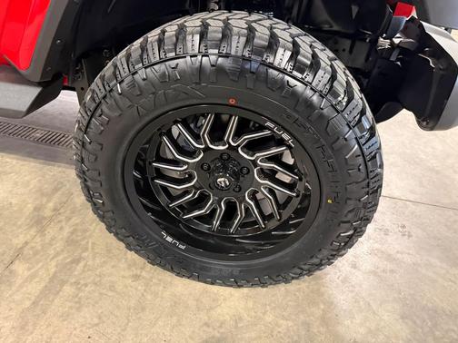 Firecracker Red Clearcoat 2025 Jeep Gladiator High Tide